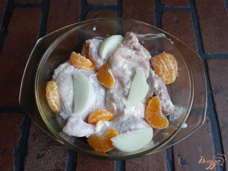 Фото приготовление рецепта: Курица, запеченная с мандаринами и луком шаг №4