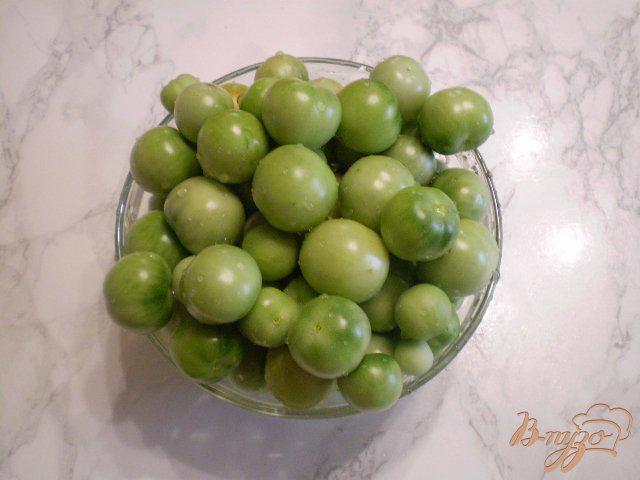 Фото приготовление рецепта: Зеленые помидоры черри на зиму шаг №3
