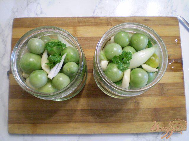 Фото приготовление рецепта: Зеленые помидоры черри на зиму шаг №4