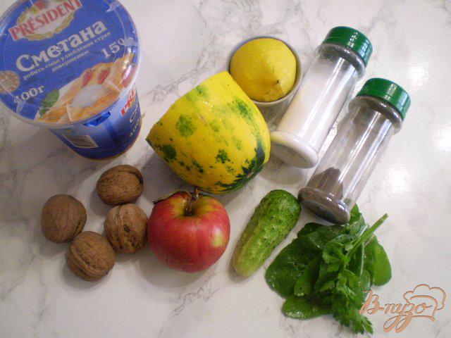 Фото приготовление рецепта: Салат из кабачка, огурца, яблока и орехов шаг №1