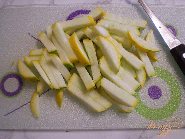 Фото приготовление рецепта: Салат из кабачка, огурца, яблока и орехов шаг №2