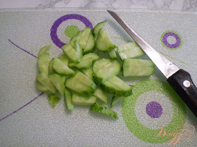 Фото приготовление рецепта: Салат из кабачка, огурца, яблока и орехов шаг №3