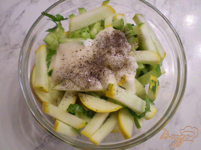 Фото приготовление рецепта: Салат из кабачка, огурца, яблока и орехов шаг №5