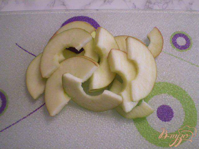Фото приготовление рецепта: Салат из кабачка, огурца, яблока и орехов шаг №4