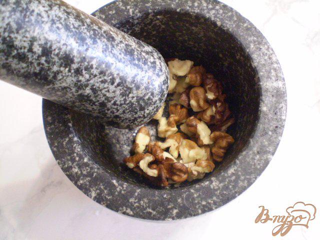 Фото приготовление рецепта: Салат из кабачка, огурца, яблока и орехов шаг №6