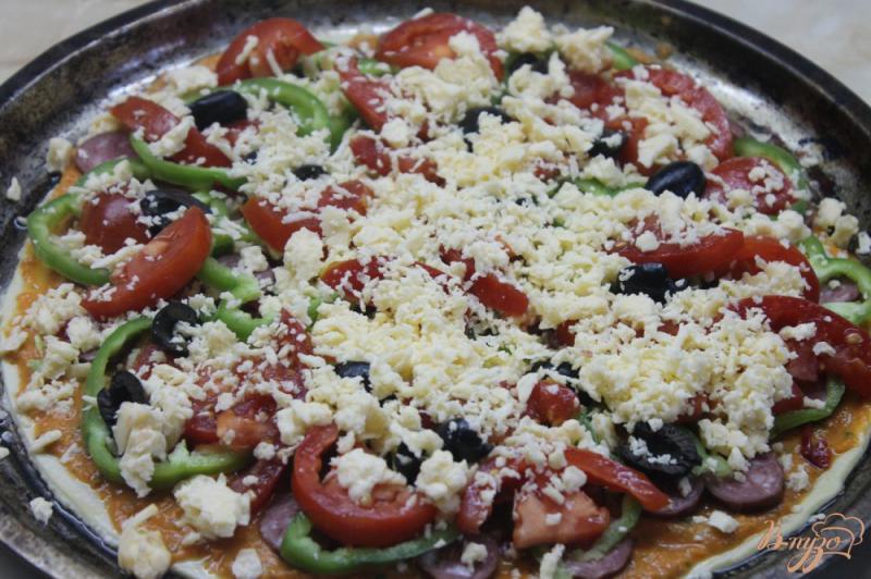 Фото приготовление рецепта: Пицца с охотничьими колбасками и перцем чили шаг №8