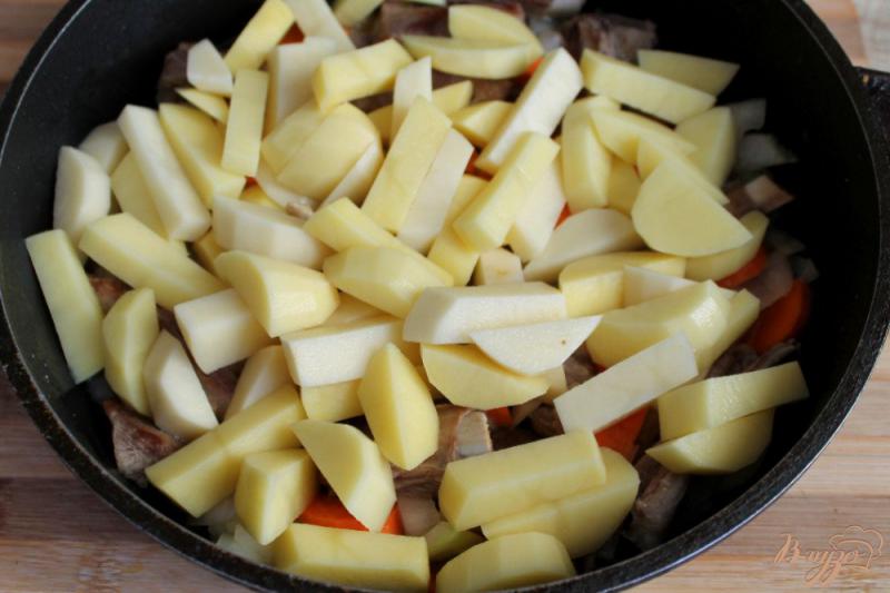 Фото приготовление рецепта: Ребрышки ягненка с картофелем шаг №4