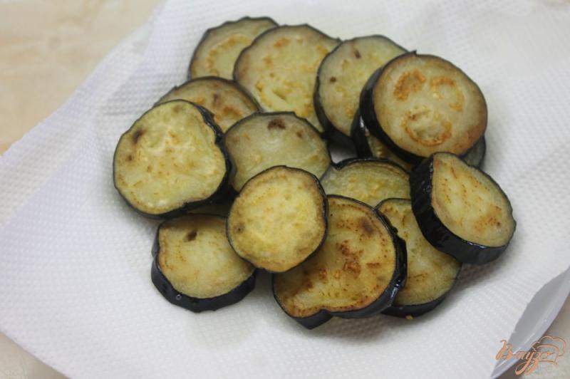 Фото приготовление рецепта: Жаренные баклажаны с соусом и помидорами шаг №5