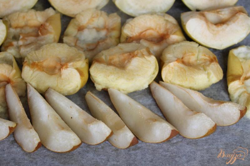 Фото приготовление рецепта: Лаваш с печеным яблоком и грушей шаг №2