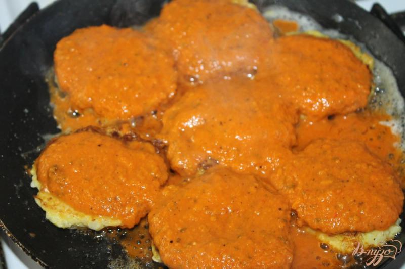 Фото приготовление рецепта: Капустные котлеты с томатным соусом шаг №4