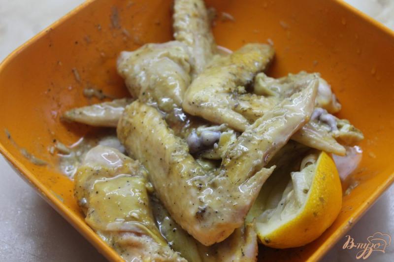 Фото приготовление рецепта: Куриные крылья маринованные в лимонном соке шаг №4