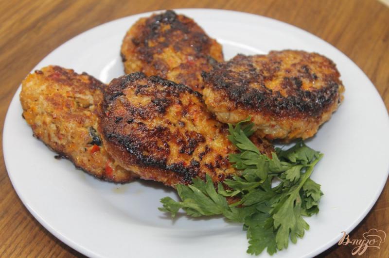 Фото приготовление рецепта: Куриные зразы с перцем и маслинами шаг №5