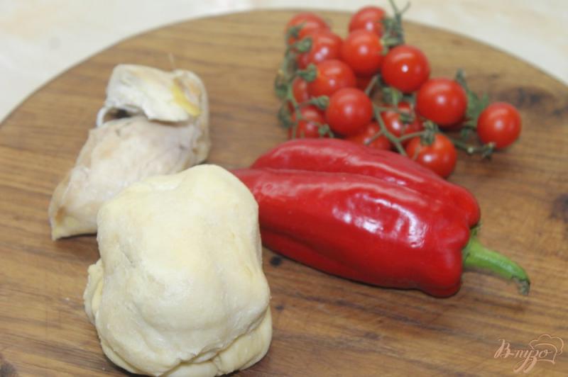 Фото приготовление рецепта: Мини пицца с курицей и помидорами черри шаг №1