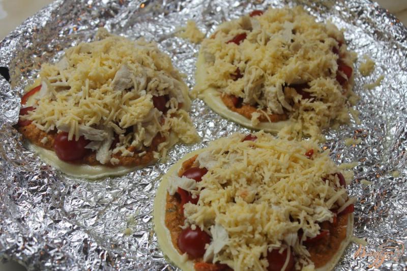 Фото приготовление рецепта: Мини пицца с курицей и помидорами черри шаг №6