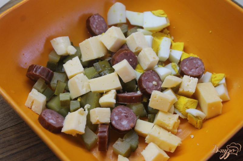 Фото приготовление рецепта: Салат с охотничьими колбасками и ржаными сухариками шаг №4