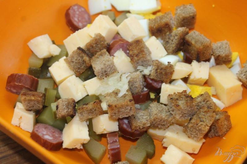 Фото приготовление рецепта: Салат с охотничьими колбасками и ржаными сухариками шаг №5