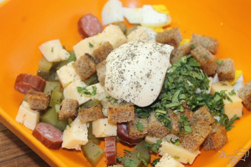 Фото приготовление рецепта: Салат с охотничьими колбасками и ржаными сухариками шаг №6