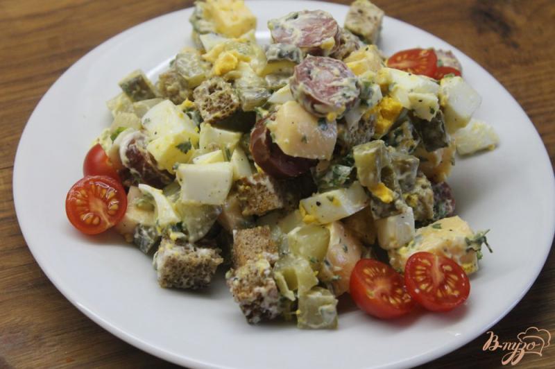 Фото приготовление рецепта: Салат с охотничьими колбасками и ржаными сухариками шаг №7