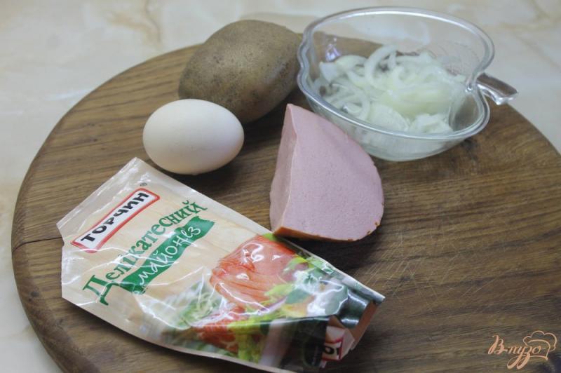 Фото приготовление рецепта: Слоеный салат с вареной колбасой и отварными овощами шаг №1