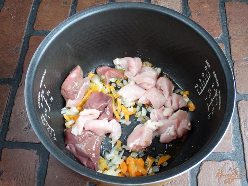 Фото приготовление рецепта: Жаркое из курицы и печени шаг №4