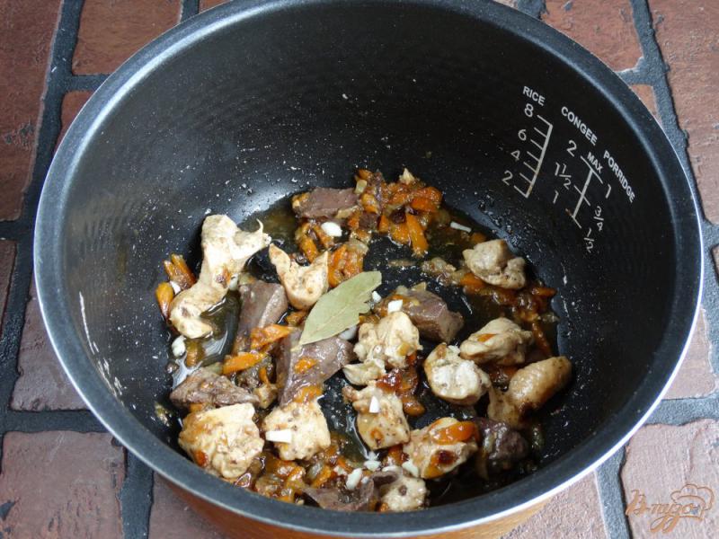 Фото приготовление рецепта: Жаркое из курицы и печени шаг №6
