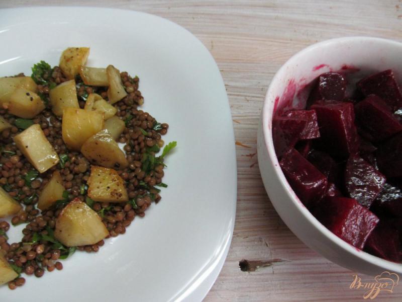 Фото приготовление рецепта: Салат из маринованной свеклы с картофелем и чечевицей шаг №5