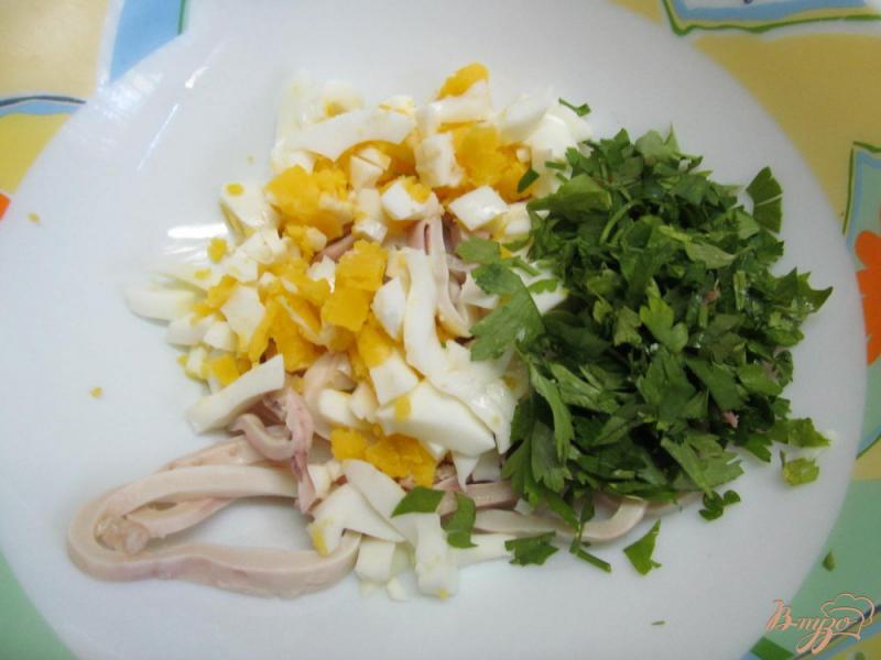 Фото приготовление рецепта: Салат из кальмара с яблоком шаг №2