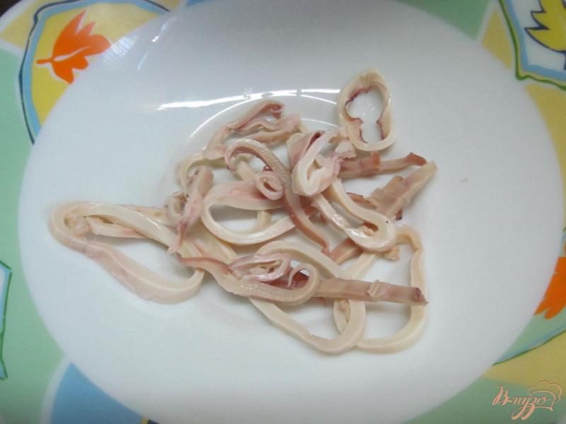 Фото приготовление рецепта: Салат из кальмара с яблоком шаг №1