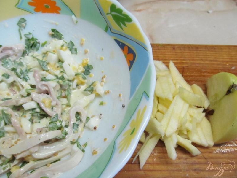 Фото приготовление рецепта: Салат из кальмара с яблоком шаг №4