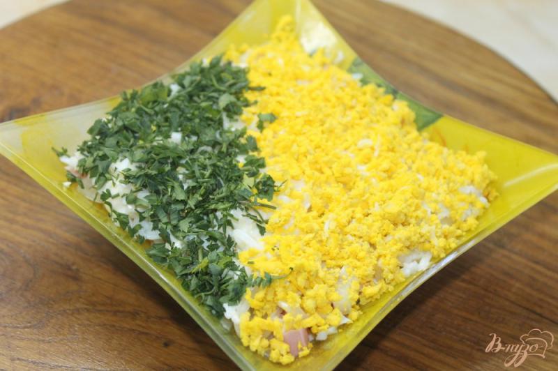 Фото приготовление рецепта: Слоеный салат с вареной колбасой и отварными овощами шаг №6