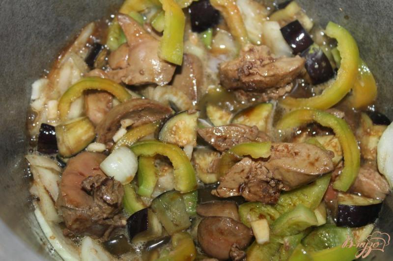 Фото приготовление рецепта: Куриная печень жаренная с овощами в соевом соусе шаг №5