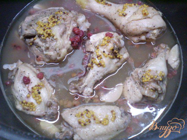 Фото приготовление рецепта: Курица с горчицей, чесноком и смородиной шаг №4