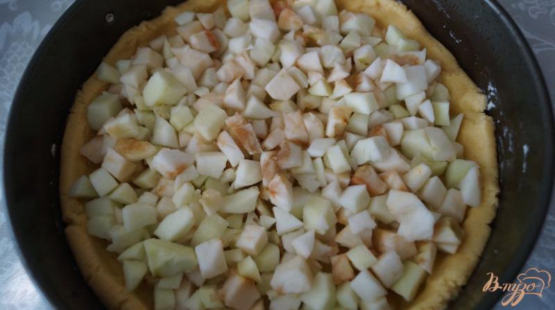 Фото приготовление рецепта: Пирог «Яблоки под покрывалом» шаг №7