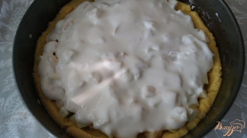 Фото приготовление рецепта: Пирог «Яблоки под покрывалом» шаг №8