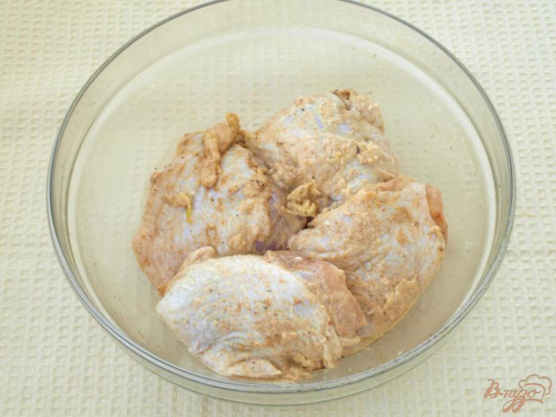 Фото приготовление рецепта: Запечённые куриные бёдра с картошкой шаг №1