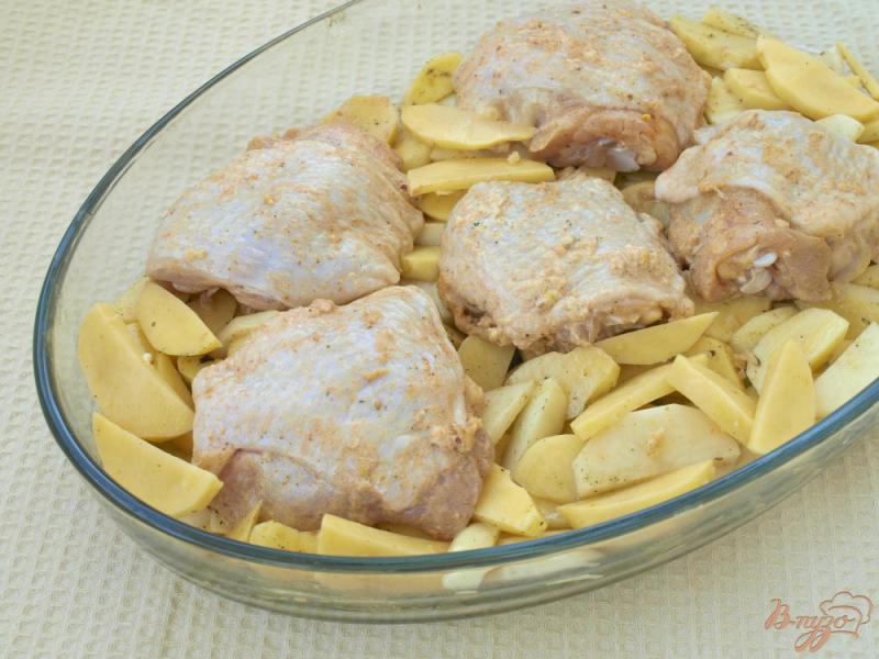 Фото приготовление рецепта: Запечённые куриные бёдра с картошкой шаг №3