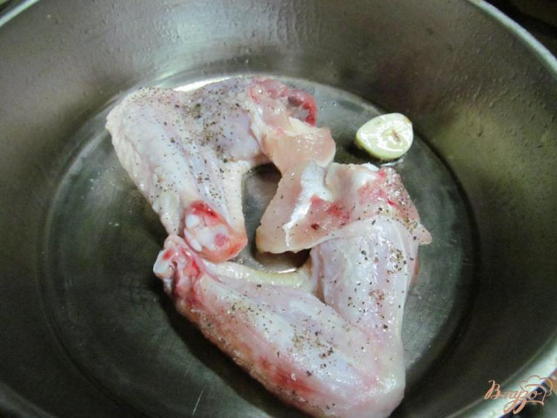 Фото приготовление рецепта: Куриные крылья с вермишелью в молоке шаг №1