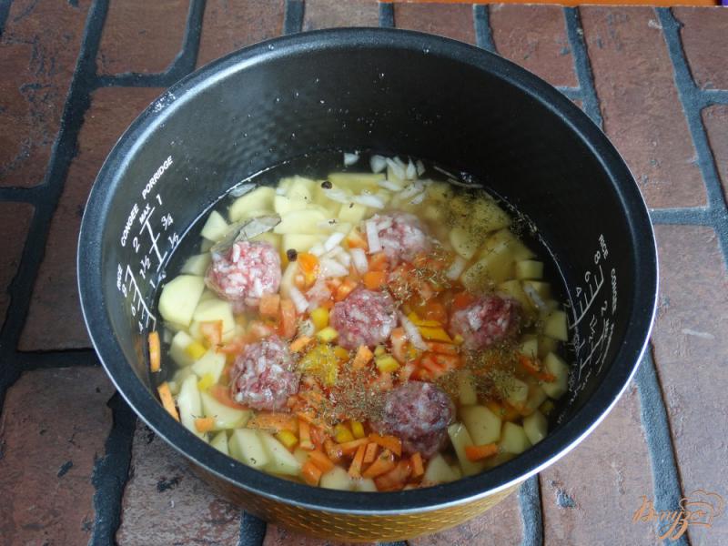 Фото приготовление рецепта: Суп с тефтелями и овощами в мультиварке шаг №9