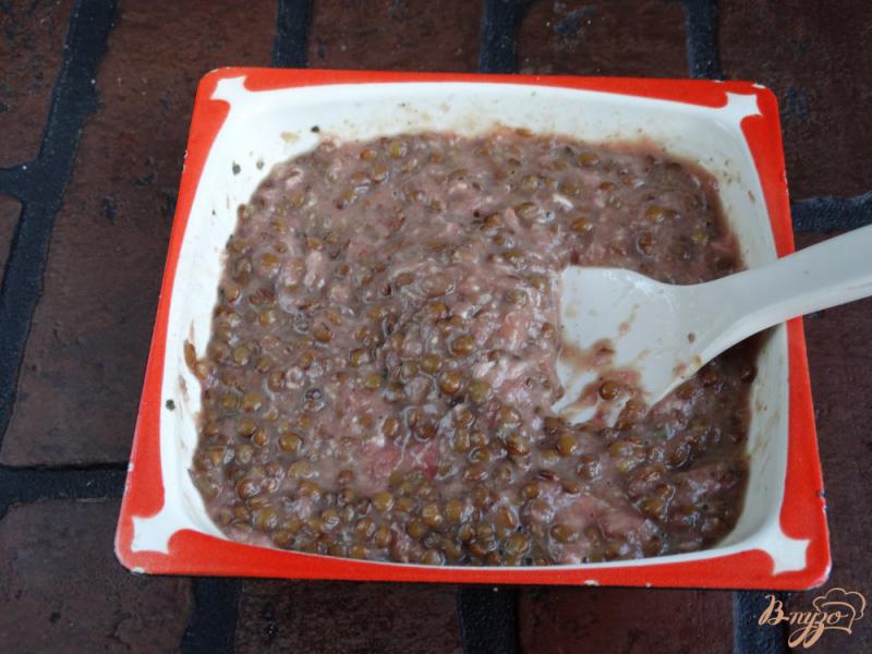 Фото приготовление рецепта: Мясные оладьи с чечевицей шаг №5