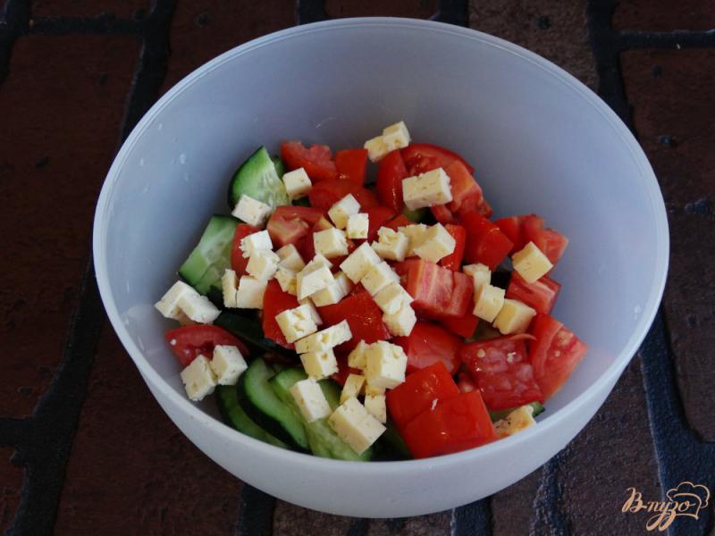 Фото приготовление рецепта: Овощной салат с сыром и яйцами шаг №3