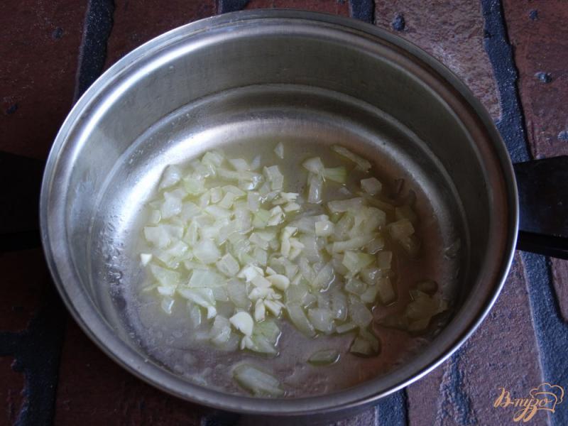 Фото приготовление рецепта: Сливочный крем-суп с цукини и шампиньонами шаг №4