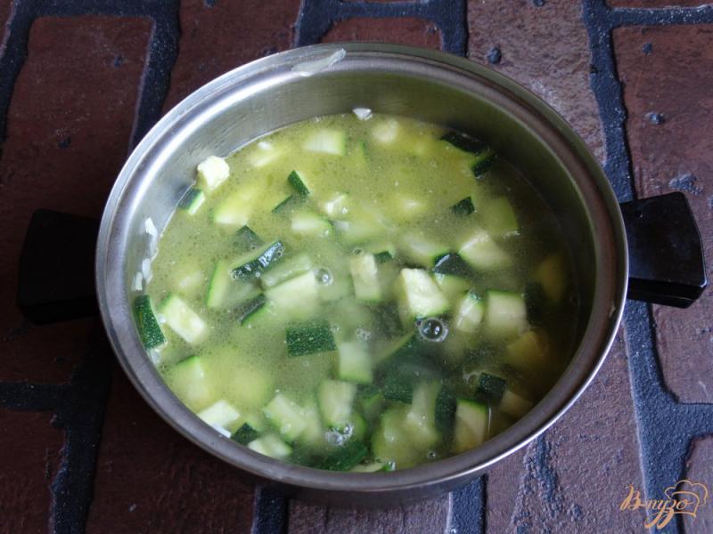 Фото приготовление рецепта: Сливочный крем-суп с цукини и шампиньонами шаг №6