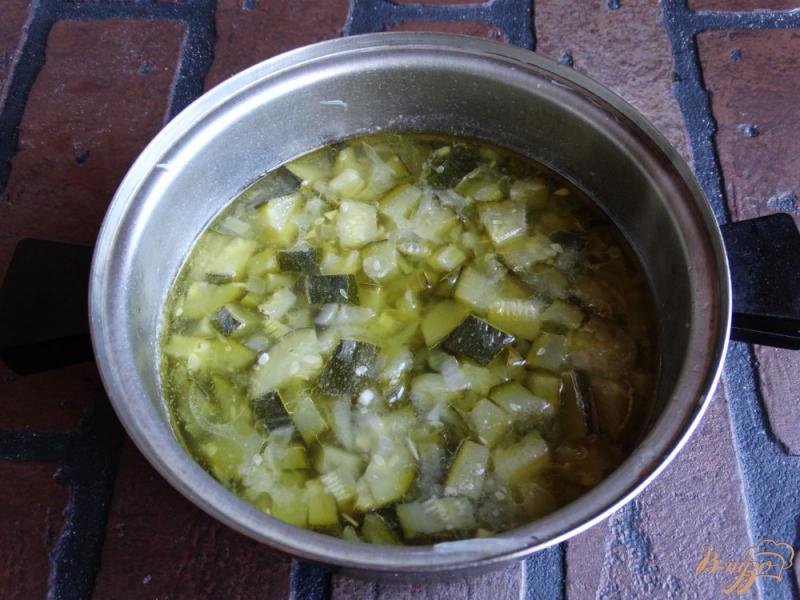 Фото приготовление рецепта: Сливочный крем-суп с цукини и шампиньонами шаг №7