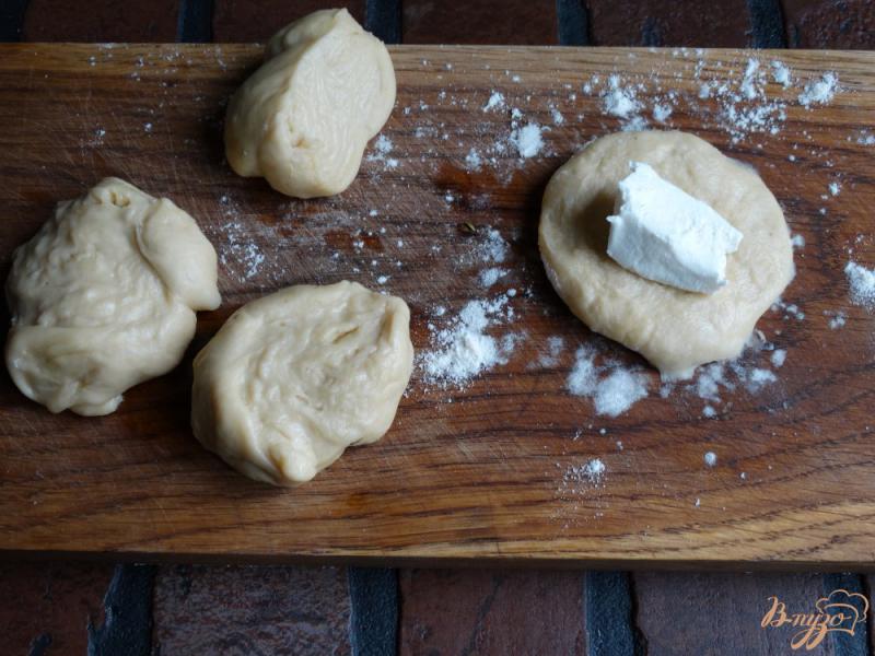 Фото приготовление рецепта: Жареные пирожки с брусникой и творогом шаг №3