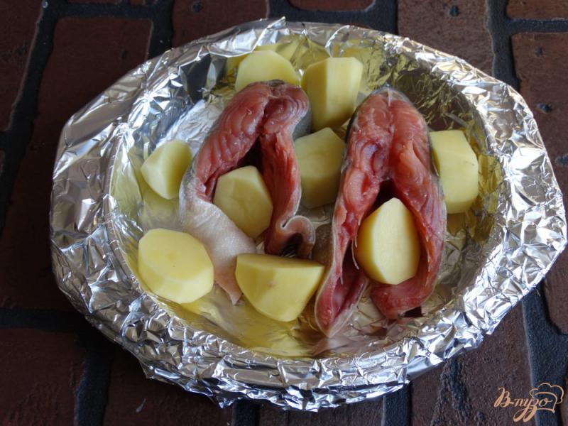 Фото приготовление рецепта: Горбуша с овощами в духовке шаг №3