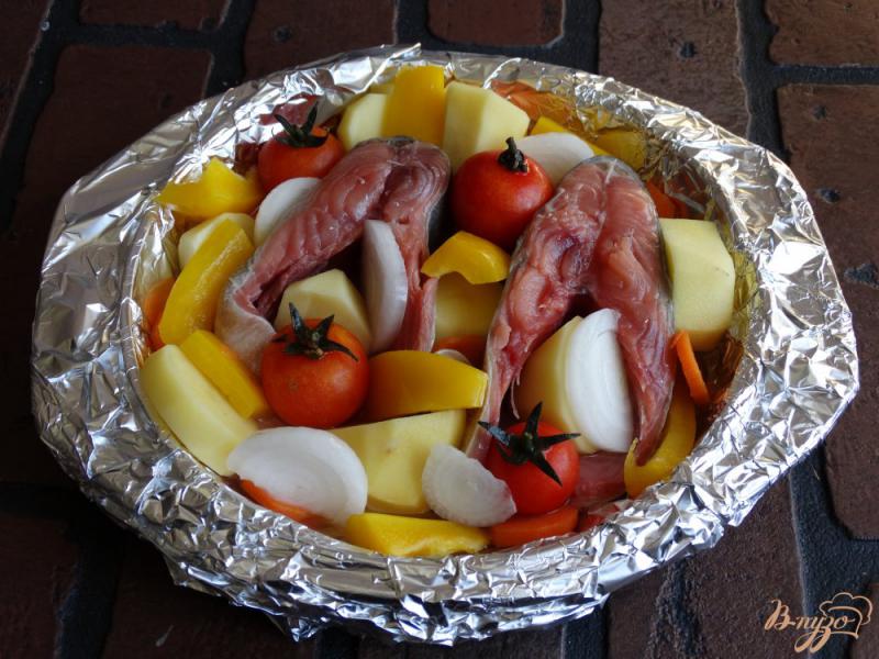 Фото приготовление рецепта: Горбуша с овощами в духовке шаг №7
