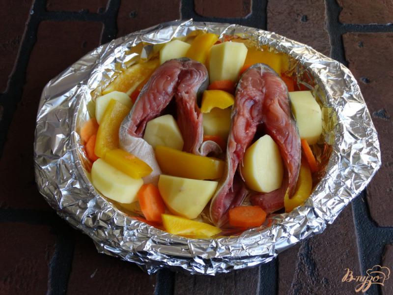 Фото приготовление рецепта: Горбуша с овощами в духовке шаг №5
