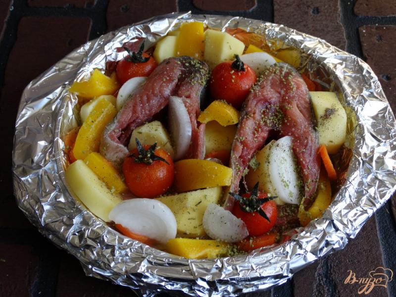 Фото приготовление рецепта: Горбуша с овощами в духовке шаг №8