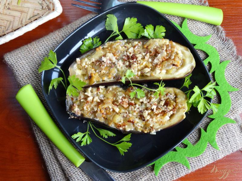 Фото приготовление рецепта: Баклажаны запеченные с сыром и орехами шаг №11