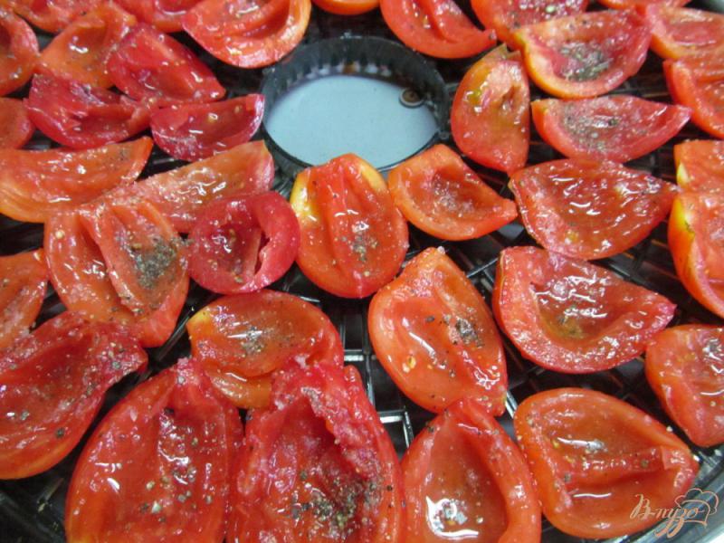 Фото приготовление рецепта: Вяленые помидоры в сушилке шаг №3